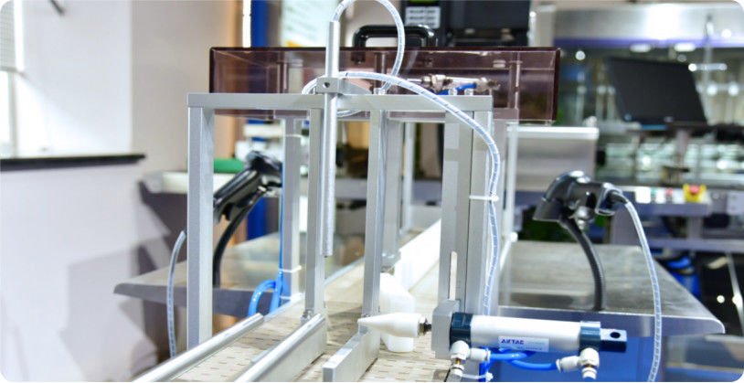 Plage de remplissage variable Remplisseur de liquide chimique Solutions personnalisées améliorant l'efficacité des opérations d'emballage chimique