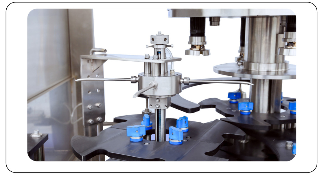 Machine de capotage automatique à vis à rotation contrôlée par PLC 6 têtes 50ML-1000ML Max 7500 BPH