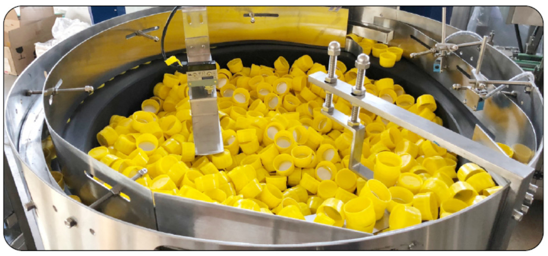 Machine de capotage automatique à vis rotative contrôlée par PLC 8 têtes 50ML-1000ML max 9000 BPH