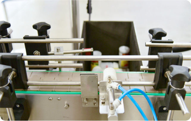 Volume de remplissage variable Machine de remplissage de liquide chimique Options personnalisées offrant une haute précision de remplissage pour les emballages liquides