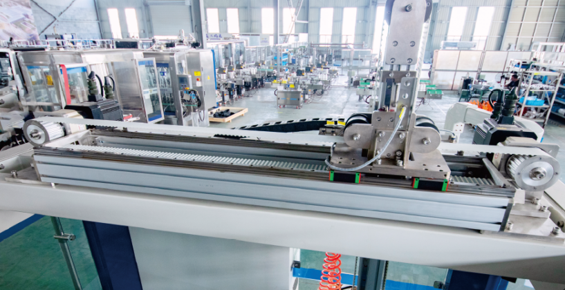 Machine d'emballage de cartons entièrement automatique avec convertisseur de fréquence à écran tactile et système servo pour l'emballage de bouteilles