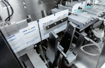 Machine de remplissage de liquide à piston intégrant la formation de sacs de remplissage, l'étanchéité et le transport du produit fini dans un seul système