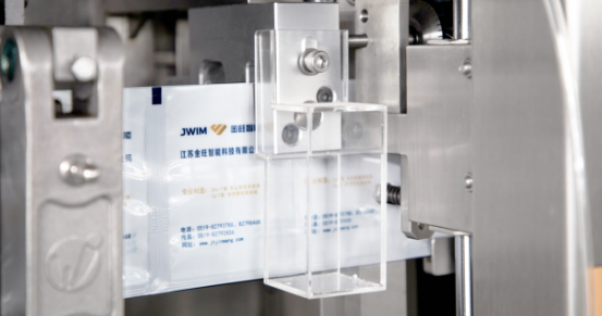 Machine de remplissage de liquide à piston intégrant la formation de sacs de remplissage, l'étanchéité et le transport du produit fini dans un seul système
