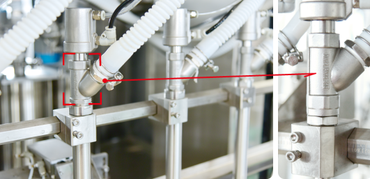Machine de remplissage de liquide à piston avec système de remplissage entraîné par servomoteur et contrôle PLC pour une sortie d'emballage cohérente