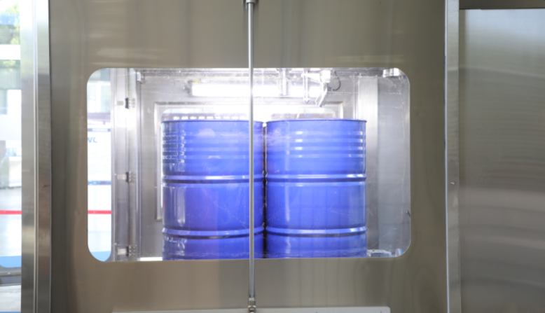 Machine de remplissage de pesticides avec positionnement visuel pour le remplissage et le couvercle précis de divers récipients liquides