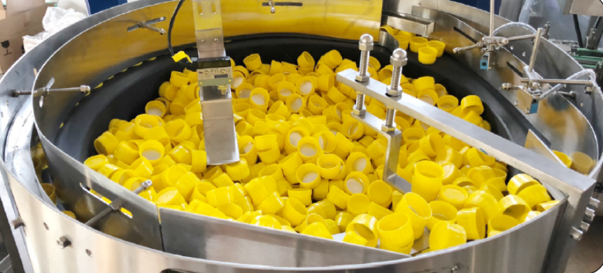 Machine de remplissage de pesticides avec une capacité de production allant jusqu'à 4 000 bouteilles par heure, garantissant un débit et une fiabilité élevés