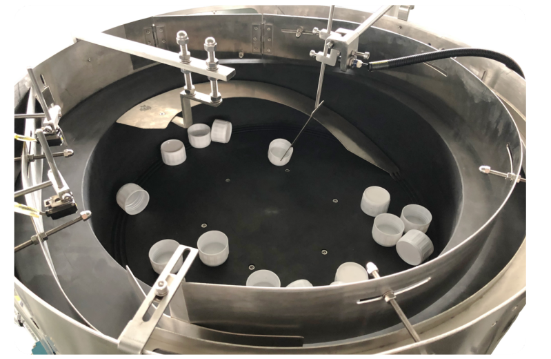 Machine de remplissage de pesticides utilisant une structure rotative et une technologie de saisie de bouchons pour des opérations de remplissage précises et rapides
